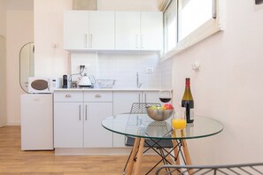 Fridge, microwave, coffee/tea maker, dining tables - Port City Haifa- studio next to the Beach & Rambam (Haifa)