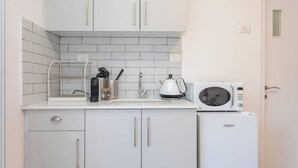 Refrigerador, microondas, parrilla de estufa y tetera eléctrica 