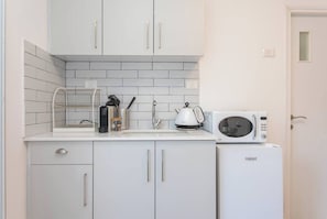 Kühlschrank, Mikrowelle, Herdplatte, Wasserkocher