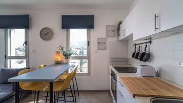 Coffee/tea maker, fridge, microwave, oven