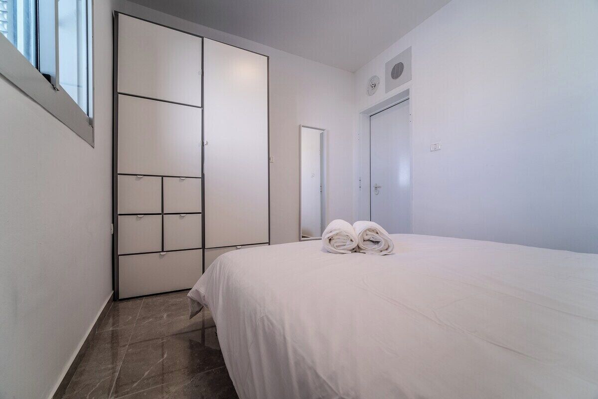 2 bedrooms, iron/ironing board, free WiFi, bed sheets