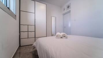 2 bedrooms, iron/ironing board, free WiFi, bed sheets