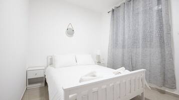 3 bedrooms, desk, iron/ironing board, free WiFi