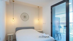 2 slaapkamers, een bureau, een strijkplank/strijkijzer, reisbedje