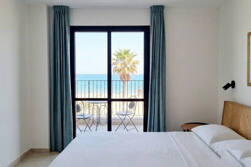 Port city- 1 bdrm apt w/ balcony beachfront+ mamak