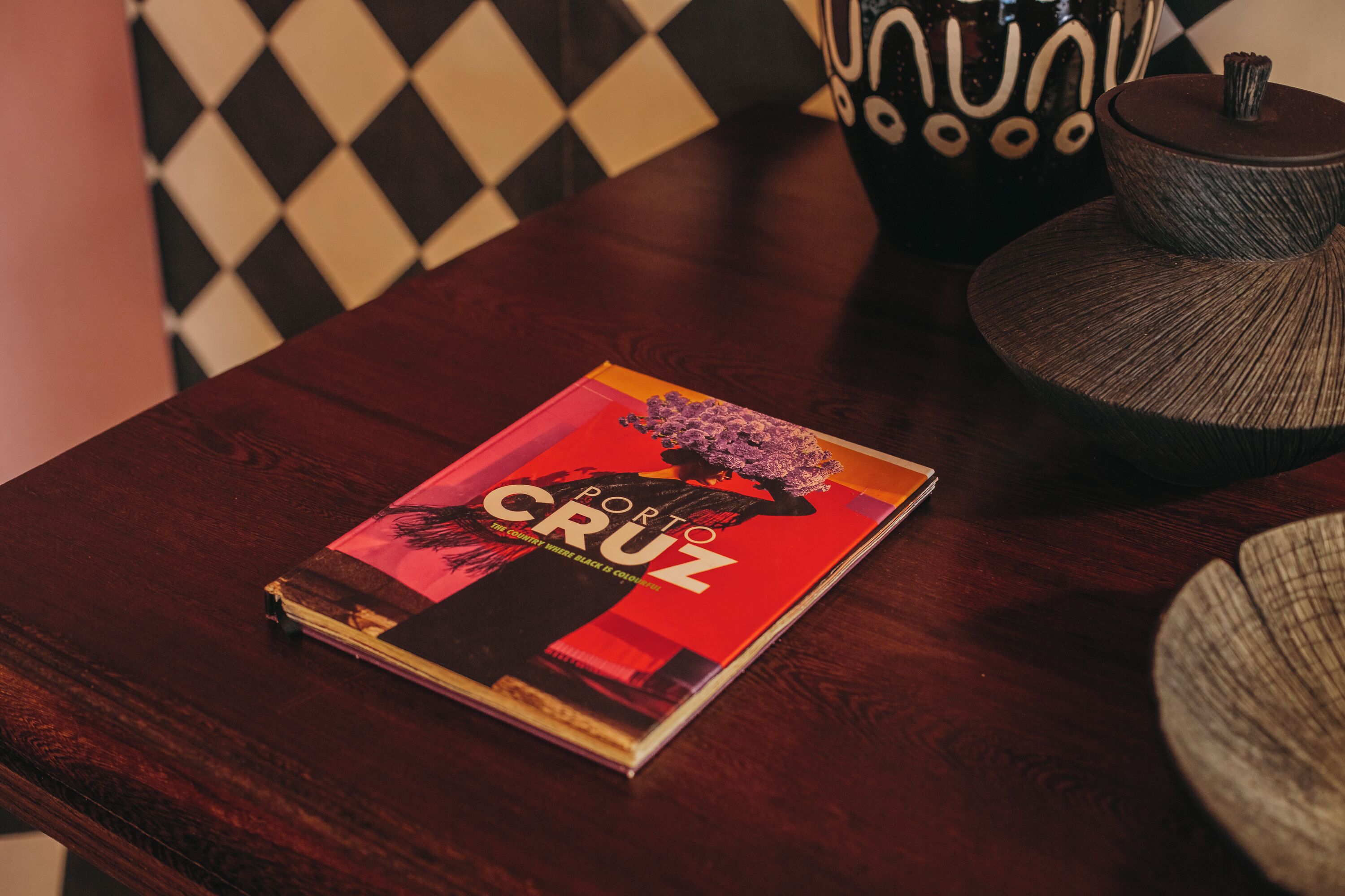 A book titled "Porto Cruz" on a wooden table.