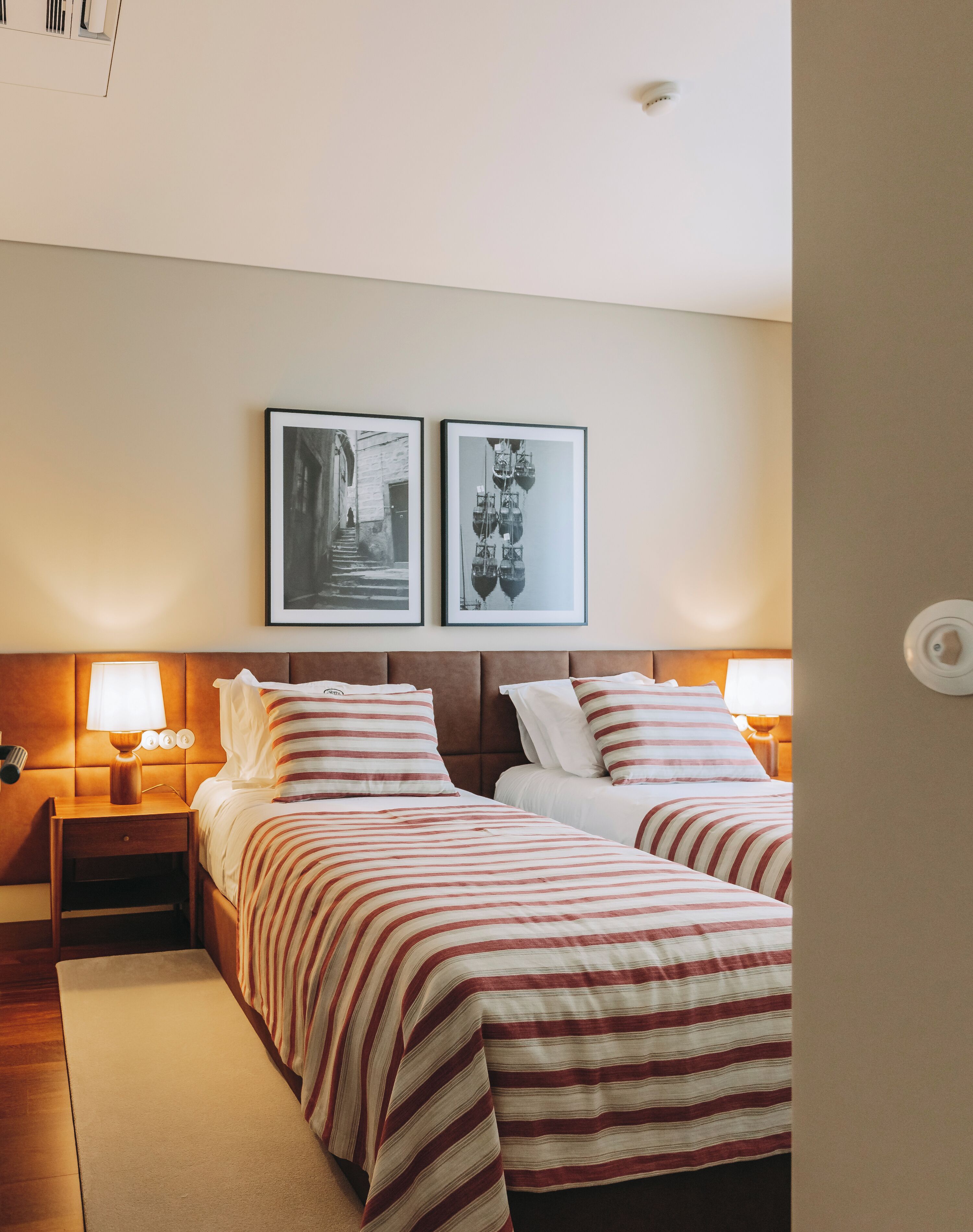 Zimmersafe, laptopgeeigneter Arbeitsplatz, schallisolierte Zimmer