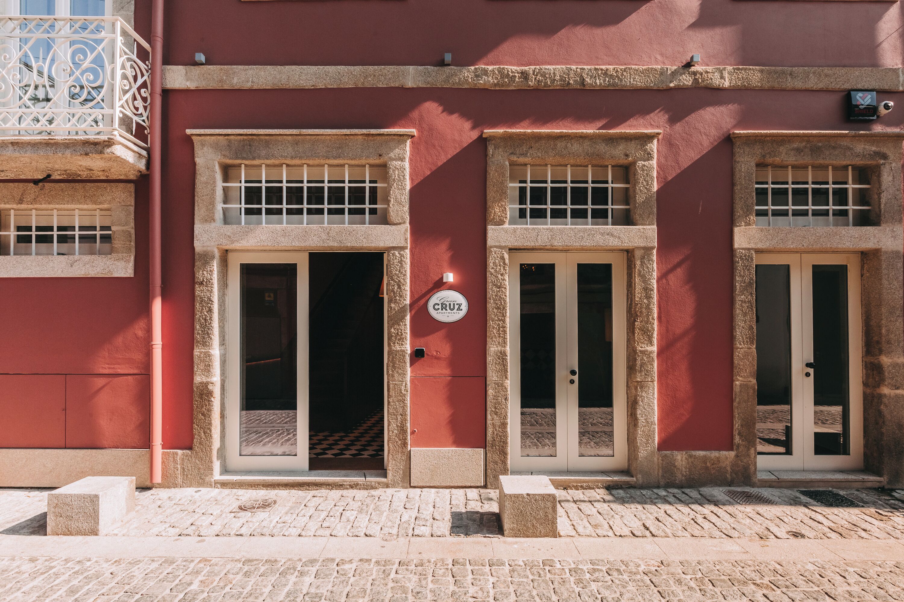 Un edificio con tres puertas, cada una con un ventanal encima.