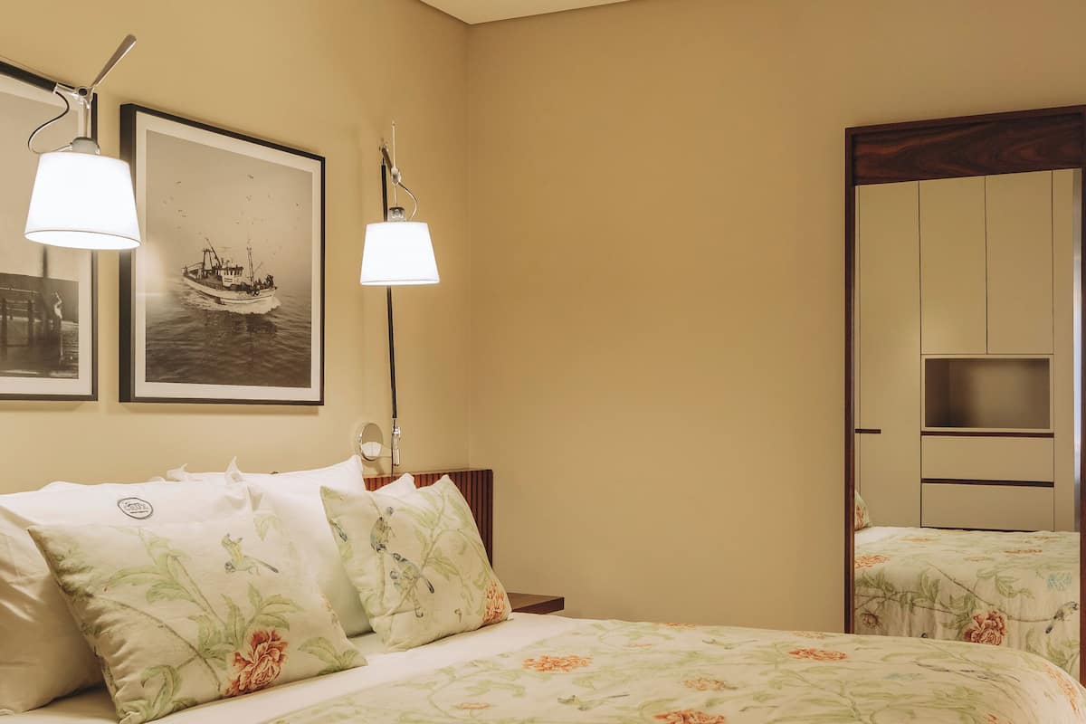 Apartment | Zimmersafe, laptopgeeigneter Arbeitsplatz, schallisolierte Zimmer