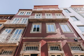 A multi-story building with balconies, large windows, and a red facade. - Gran Cruz Apartments (Vila Nova de Gaia)