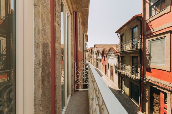 A narrow street with buildings on either side, featuring balconies and a cobblestone path. - Gran Cruz Apartments (Vila Nova de Gaia)
