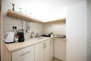 Kühlschrank, Mikrowelle, Esstisch