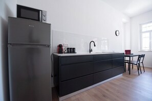 Kühlschrank, Mikrowelle, Wasserkocher mit Kaffee-/Teezubehör, Esstisch