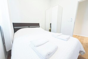 Ein Hotelzimmer mit einem Bett, einem Kleiderschrank und einem Spiegel.