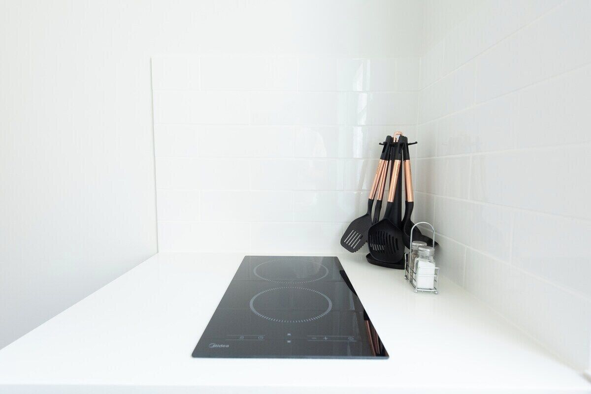Wasserkocher mit Kaffee-/Teezubehör, Kühlschrank, Mikrowelle, Esstisch