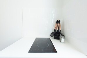Wasserkocher mit Kaffee-/Teezubehör, Kühlschrank, Mikrowelle, Esstisch