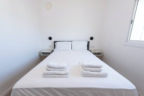 2 Schlafzimmer, Schreibtisch, Bügeleisen/Bügelbrett, Reisekinderbett
