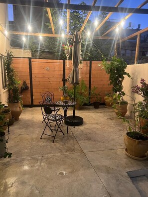 Outdoor dining - PORT CITY HAIFA -  Downtown Urban Oasis w Yard (Haifa)
