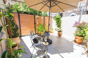 Outdoor dining - PORT CITY HAIFA -  Downtown Urban Oasis w Yard (Haifa)