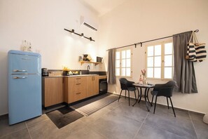 Fridge, microwave, stovetop, coffee/tea maker - PORT CITY HAIFA -  Downtown Urban Oasis w Yard (Haifa)