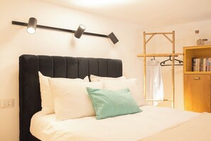 Tabla de planchar con plancha, wifi, ropa de cama