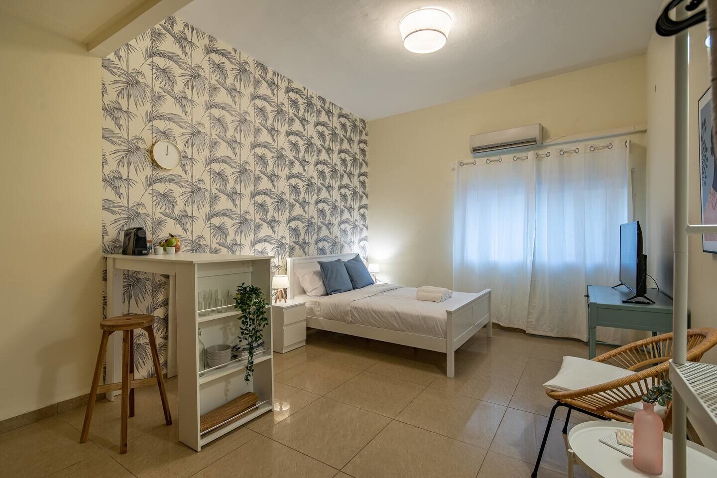 Tabla de planchar con plancha, wifi, ropa de cama