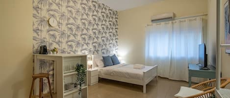 Tabla de planchar con plancha, wifi, ropa de cama