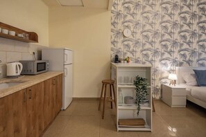 Kaffetrakter/tekoker, kjøleskap, mikrobølgeovn og kokeplater