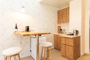 Fridge, microwave, stovetop, cookware/dishes/utensils - PORT CITY HAIFA-Downtown Studio211 (Haifa)
