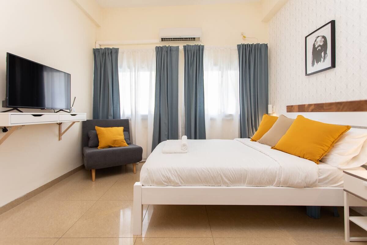 Iron/ironing board, WiFi, bed sheets