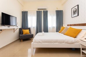 Tabla de planchar con plancha, wifi gratis y ropa de cama 