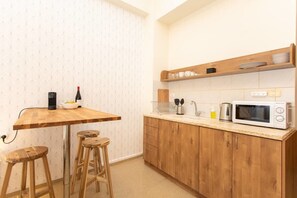 Kjøleskap og mikrobølgeovn