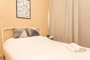 Fer et planche à repasser, Wi-Fi gratuit, draps fournis