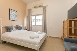 Iron/ironing board, free WiFi, bed sheets - PORT CITY HAIFA - studio 214 (Haifa)