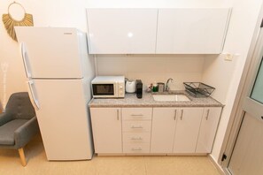 Fridge, microwave, stovetop, coffee/tea maker - PORT CITY HAIFA - studio 214 (Haifa)
