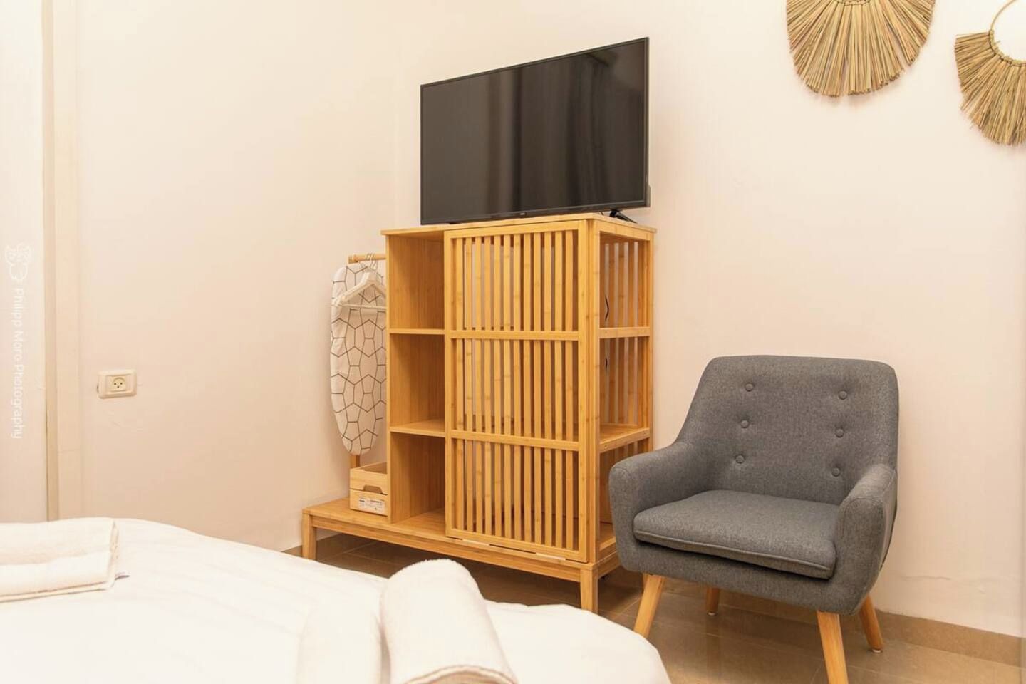 1 chambre, fer et planche à repasser, lit de bébé portatif