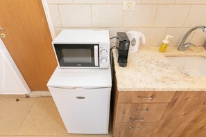 Kühlschrank, Mikrowelle, Herdplatte, Wasserkocher mit Kaffee-/Teezubehör