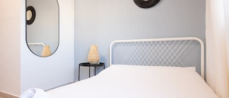 Iron/ironing board, free WiFi, bed sheets