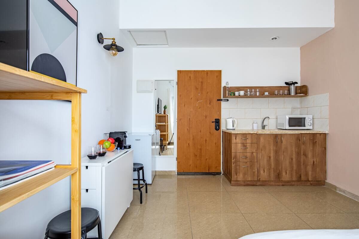 Coffee/tea maker, fridge, stovetop
