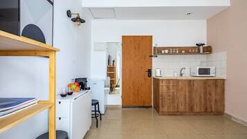 Coffee/tea maker, fridge, stovetop