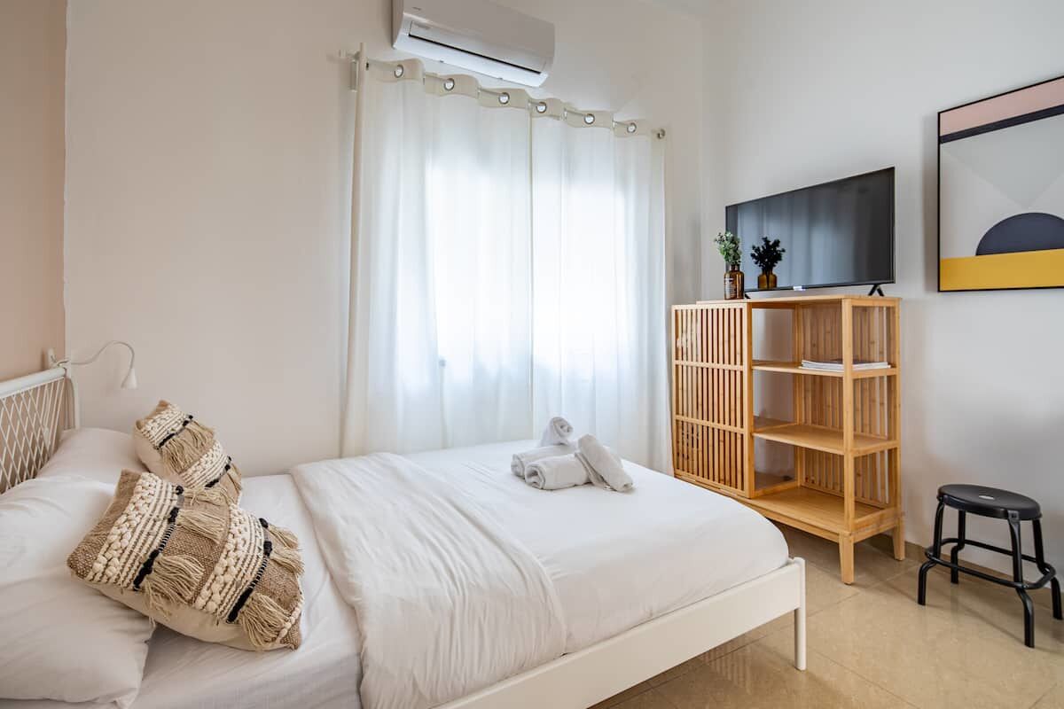 Tabla de planchar con plancha, wifi, ropa de cama