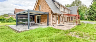 Le Blason - Family home with terrace and garden