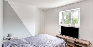 Een strijkplank/strijkijzer, wifi, beddengoed