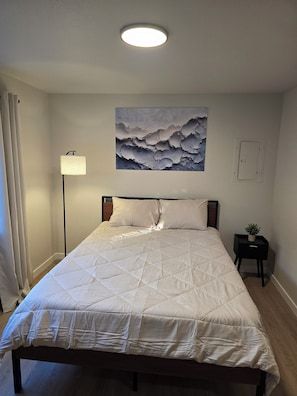 2 bedrooms, desk, free WiFi, bed sheets - Downstairs Apt 2-Bedroom Stay by Downtown Hotspots (Bellingham)