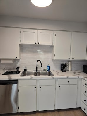 Fridge, microwave, oven, stovetop - Downstairs Apt 2-Bedroom Stay by Downtown Hotspots (Bellingham)