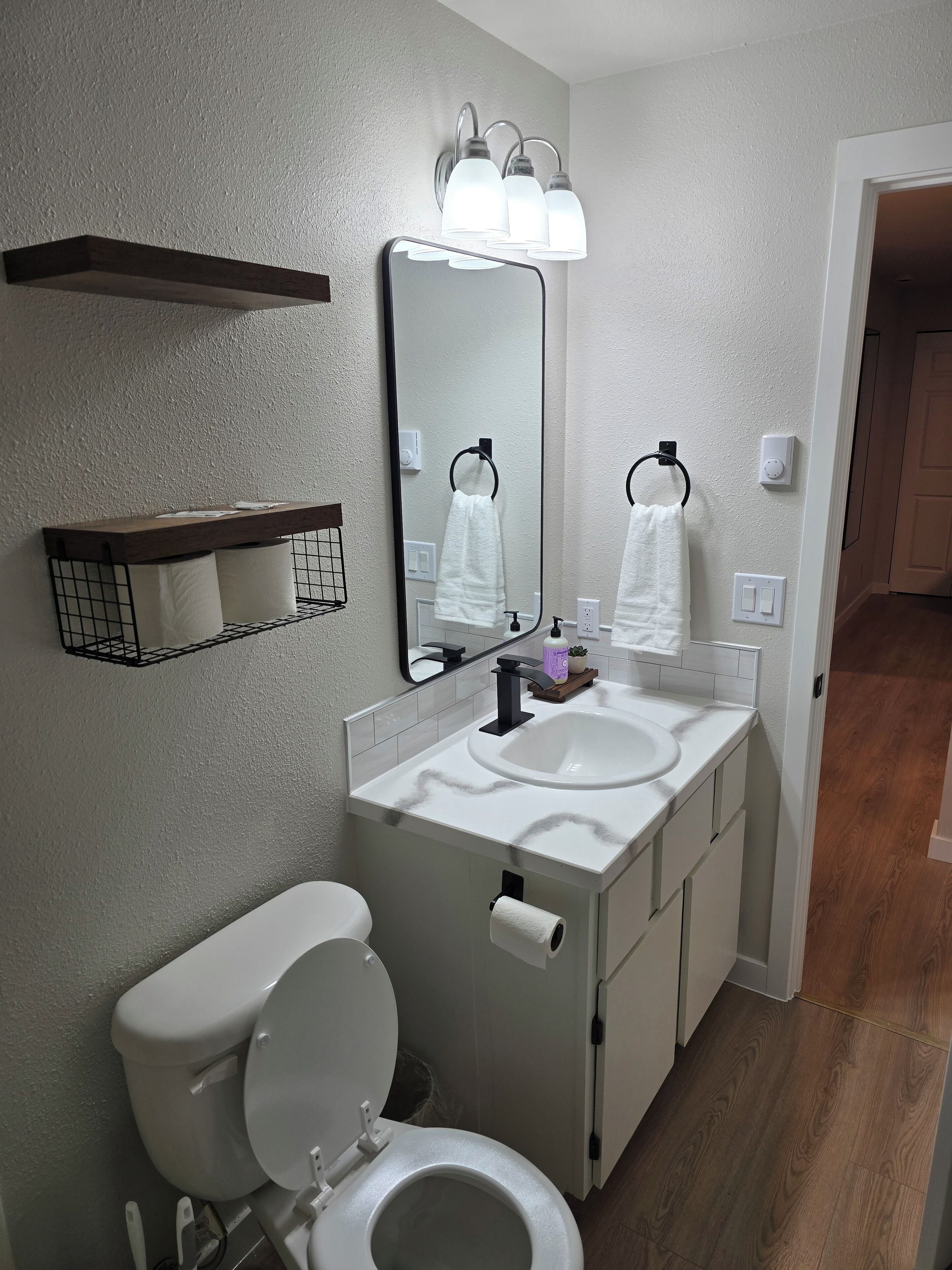 Serviettes fournies, savon, shampooing, papier de toilette