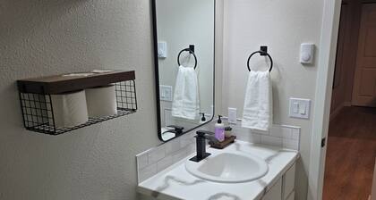 Downstairs Apt 2-Bedroom Stay by Downtown Hotspots