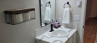 Downstairs Apt 2-Bedroom Stay by Downtown Hotspots