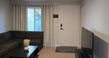 Downstairs Apt 2-Bedroom Stay by Downtown Hotspots