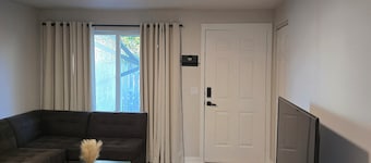 Downstairs Apt 2-Bedroom Stay by Downtown Hotspots
